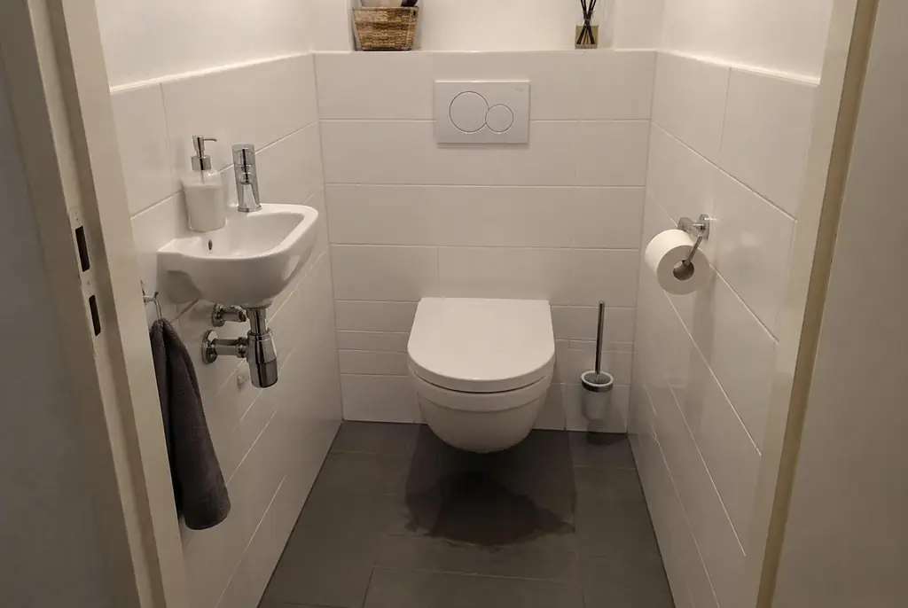 Lekdetectie Deventer – natte vloer bij een toilet