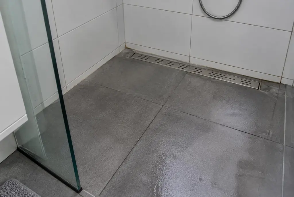 Lekdetectie Deventer – lekkende inloopdouche met natte voegen
