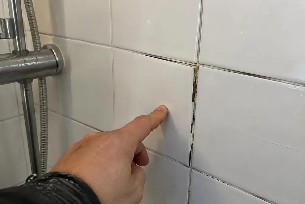 Lekdetectie Deventer – losse, holle badkamertegels door een lekkage
