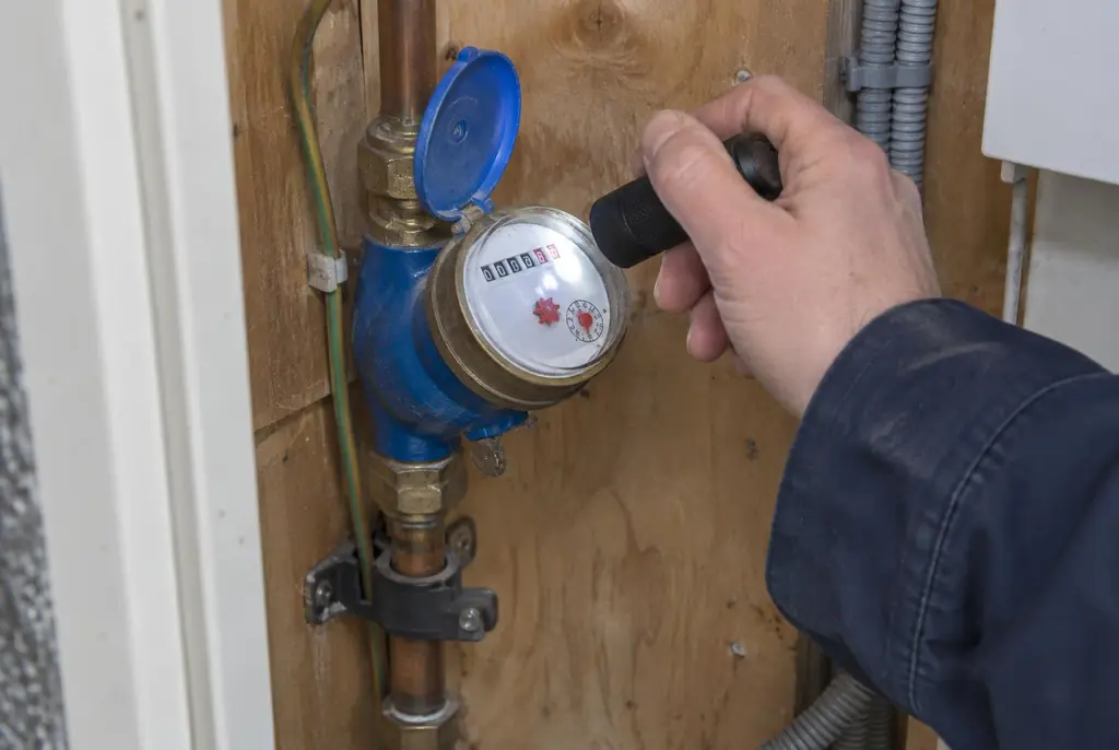 Lekdetectie Deventer – watermeter in de meterkast controleren met een zaklamp